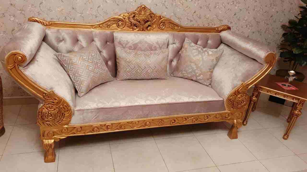 يوجود لدي طقم كنب جديد كلاسيكي تركي فخم جدا
يتسع ل ٩ اشخاص معه هدية ٣ طاولات
الطقم مكون من :
ثلاثية ١
ثنائية ٢
مفرد ٢
بالاضافة إلى الطاولات
الطقم جديد وخالي من العيوب واجمل بكثير على الواقع من الصو...