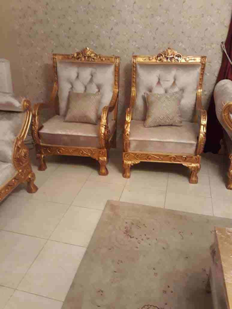 يوجود لدي طقم كنب جديد كلاسيكي تركي فخم جدا
يتسع ل ٩ اشخاص معه هدية ٣ طاولات
الطقم مكون من :
ثلاثية ١
ثنائية ٢
مفرد ٢
بالاضافة إلى الطاولات
الطقم جديد وخالي من العيوب واجمل بكثير على الواقع من الصو...