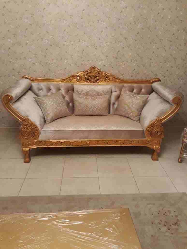 يوجود لدي طقم كنب جديد كلاسيكي تركي فخم جدا
يتسع ل ٩ اشخاص معه هدية ٣ طاولات
الطقم مكون من :
ثلاثية ١
ثنائية ٢
مفرد ٢
بالاضافة إلى الطاولات
الطقم جديد وخالي من العيوب واجمل بكثير على الواقع من الصو...