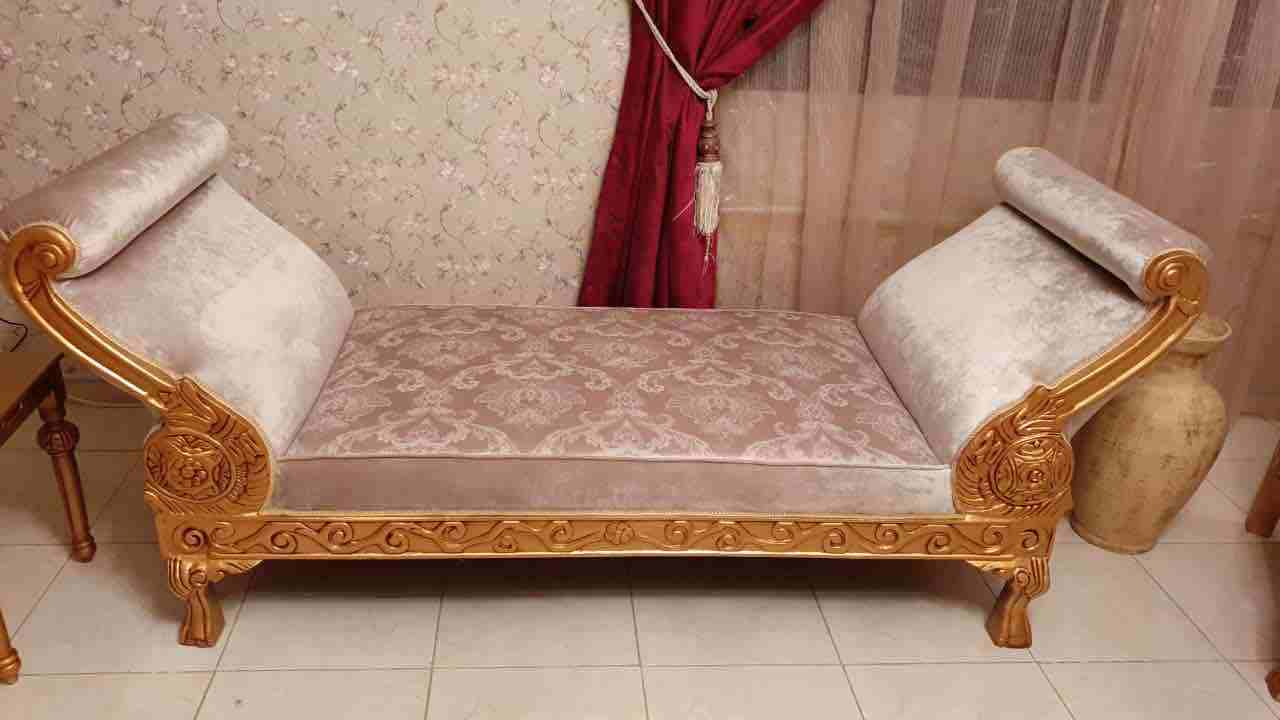 يوجود لدي طقم كنب جديد كلاسيكي تركي فخم جدا
يتسع ل ٩ اشخاص معه هدية ٣ طاولات
الطقم مكون من :
ثلاثية ١
ثنائية ٢
مفرد ٢
بالاضافة إلى الطاولات
الطقم جديد وخالي من العيوب واجمل بكثير على الواقع من الصو...