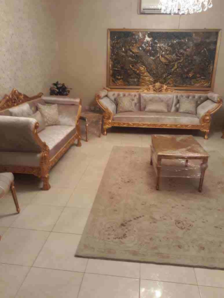 يوجود لدي طقم كنب جديد كلاسيكي تركي فخم جدا
يتسع ل ٩ اشخاص معه هدية ٣ طاولات
الطقم مكون من :
ثلاثية ١
ثنائية ٢
مفرد ٢
بالاضافة إلى الطاولات
الطقم جديد وخالي من العيوب واجمل بكثير على الواقع من الصو...