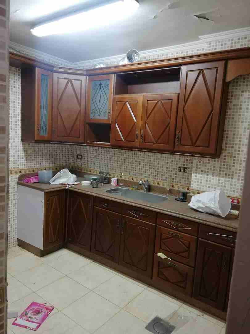 على بعد دقائق مشي من مول سان ستيفانوا - الإسكندرية
بمنطقة جناكليس- متفرع شارع مرتضى باشا
شقة 150 مترمربع - الدور العاشر- مصعد
مباني 2007- 3غرف (2مقفولين أرضيات خشب) واخرى مفتوحة.
2 حمام (ايدال استا...