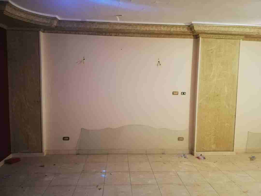 على بعد دقائق مشي من مول سان ستيفانوا - الإسكندرية
بمنطقة جناكليس- متفرع شارع مرتضى باشا
شقة 150 مترمربع - الدور العاشر- مصعد
مباني 2007- 3غرف (2مقفولين أرضيات خشب) واخرى مفتوحة.
2 حمام (ايدال استا...