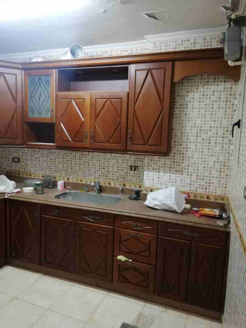 على بعد دقائق مشي من مول سان ستيفانوا - الإسكندرية
بمنطقة جناكليس- متفرع شارع مرتضى باشا
شقة 150 مترمربع - الدور العاشر- مصعد
مباني 2007- 3غرف (2مقفولين أرضيات خشب) واخرى مفتوحة.
2 حمام (ايدال استا...
