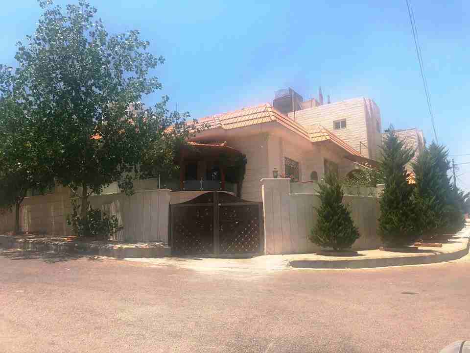فيلا متلاصقة للبيع طبربور قرب مسجد اهل الرباط على شارعين 
مساحة الأرض 930م حصة الفيلا من الارض520م 
مساحة البناء 250م ارضي +100م تسوية 
3نوم واحد ماستر صالون صالة معيشه 3 حمامات مطبخ جديد تشطيبات سوبر...