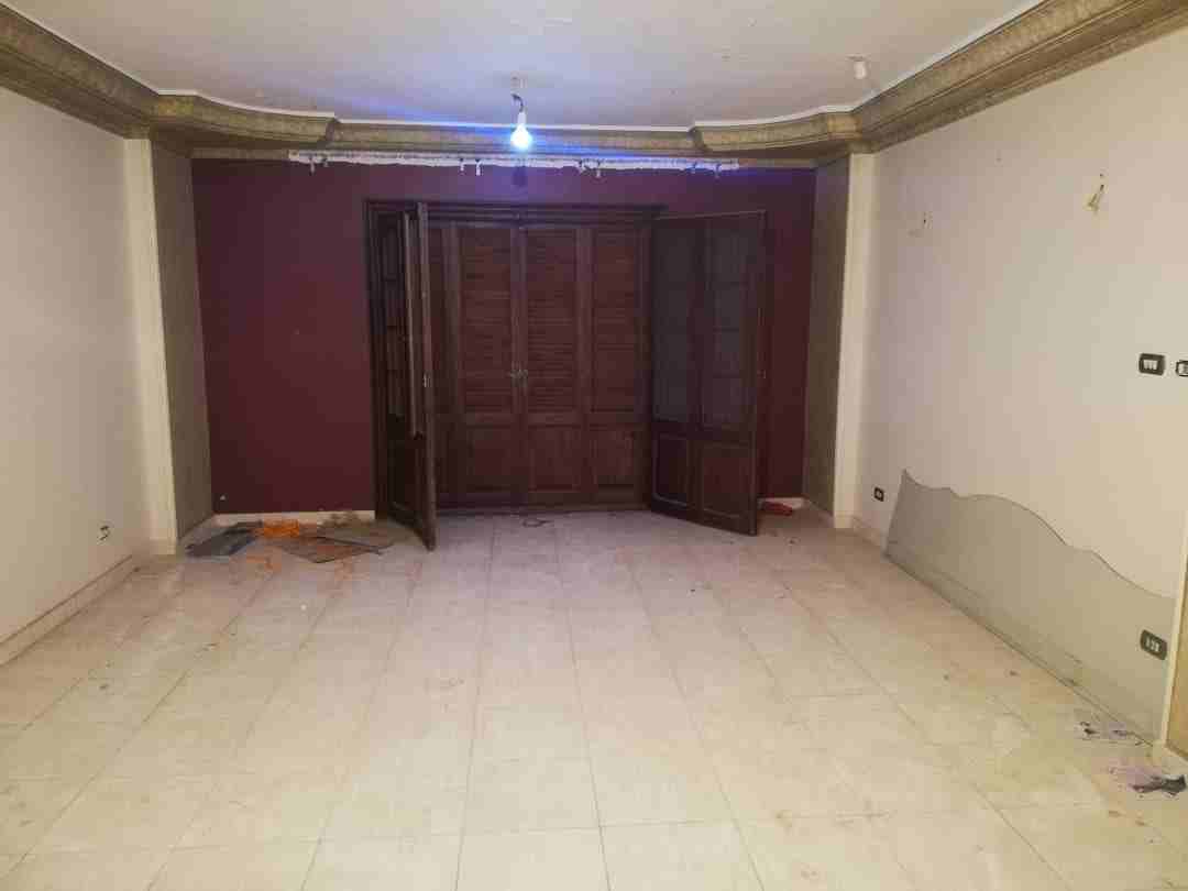 على بعد دقائق مشي من مول سان ستيفانوا - الإسكندرية
بمنطقة جناكليس- متفرع شارع مرتضى باشا
شقة 150 مترمربع - الدور العاشر- مصعد
مباني 2007- 3غرف (2مقفولين أرضيات خشب) واخرى مفتوحة.
2 حمام (ايدال استا...