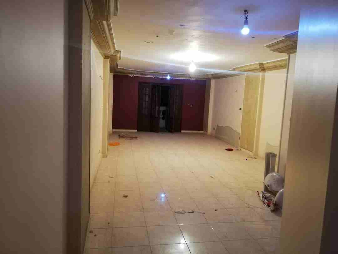 على بعد دقائق مشي من مول سان ستيفانوا - الإسكندرية
بمنطقة جناكليس- متفرع شارع مرتضى باشا
شقة 150 مترمربع - الدور العاشر- مصعد
مباني 2007- 3غرف (2مقفولين أرضيات خشب) واخرى مفتوحة.
2 حمام (ايدال استا...