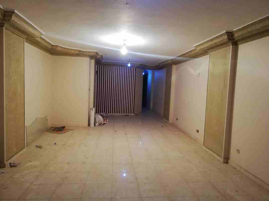 على بعد دقائق مشي من مول سان ستيفانوا - الإسكندرية
بمنطقة جناكليس- متفرع شارع مرتضى باشا
شقة 150 مترمربع - الدور العاشر- مصعد
مباني 2007- 3غرف (2مقفولين أرضيات خشب) واخرى مفتوحة.
2 حمام (ايدال استا...