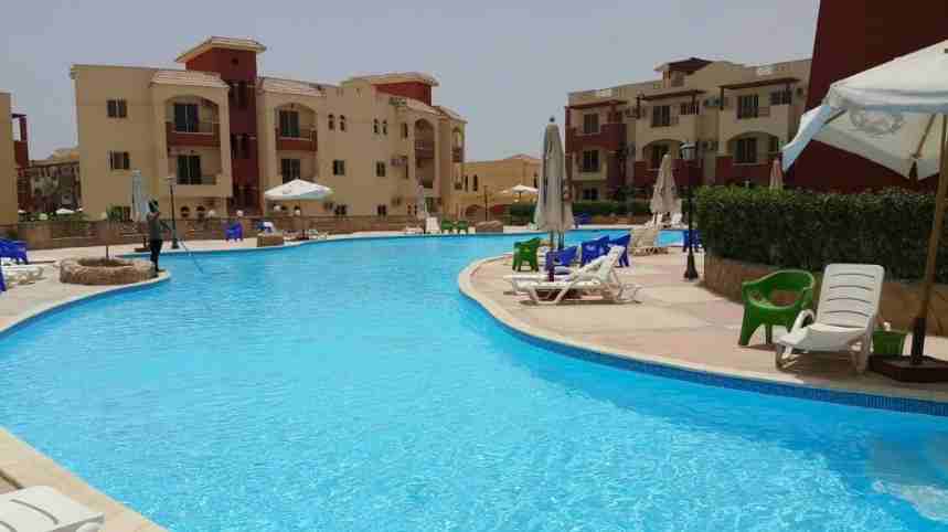 فرح اولادك وامتلك شاليه في لاسيرينا السخنة وخلي صيفك طول السنة صيف او شتا والشاليه 115م (3غرفة+2حمام+ريسبشن+مطبخ امريكي+تراس) تشطيب سوبر لوكس بمقدم بسيط وبالتقسيط المريح وبدون فوائد وجمب كل خدماتك حما...