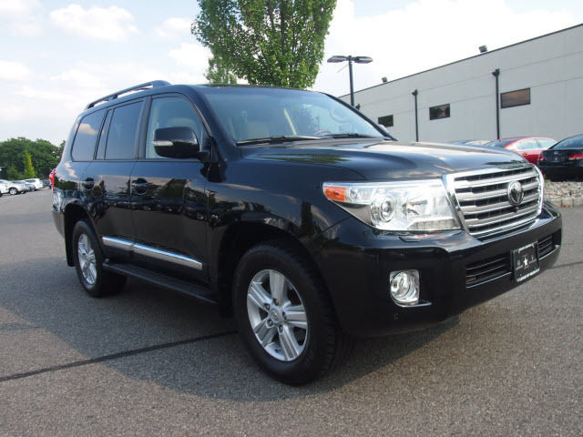 2013 Toyota Land Cruiser SUV, Full option for sale, the car is barely used for some months, the car is in perfect condition, no accident and it has perfect tires. Interested buyers should Email: ( w.g...