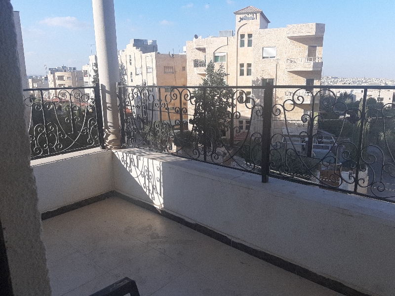 شقة للبيع بضاحية الحاج حسن ١٣٢م طابق ثالث/ تشطيبات سوبر ديلوكس مكونة من صالون كبير و معيشة و غرفتين نوم /واحد ماستر و ثلاث حمامات /بلكونة امامية /مطبخ غير راكب /عمارة يوجد فيها مصعد /عمر البناء سنتين...