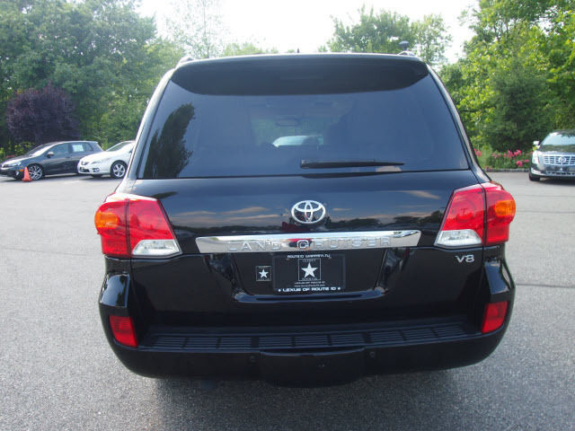 2013 Toyota Land Cruiser SUV, Full option for sale, the car is barely used for some months, the car is in perfect condition, no accident and it has perfect tires. Interested buyers should Email: ( w.g...