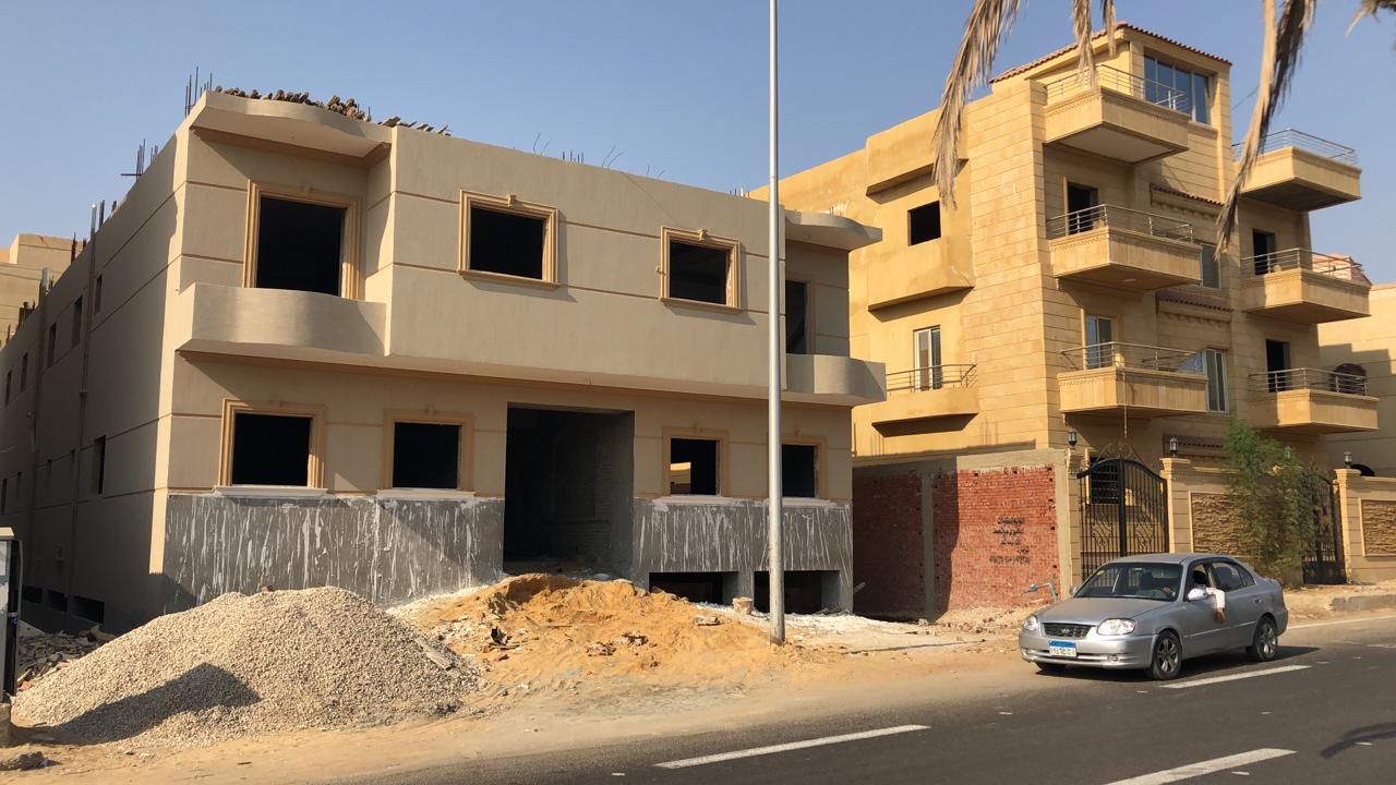 بالحي الاول شرق " فيلات "
📍موقع ممتاز علي الطريق مباشراً
👈في نفس شارع جرين هيلز 
👈وطريق الاوسط
شقه 170 م  عباره عن
( 3 غرف + 3 حمام + 2 ريسبشن+ مطبخ + تراس )
بالدور الثاني بعد الارضي 
🎉ع...