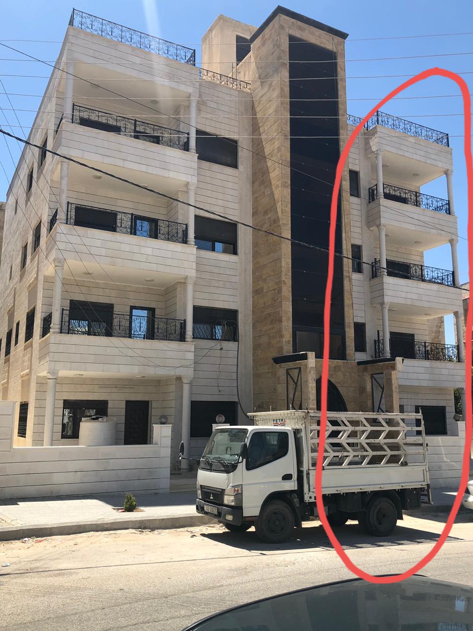 شقة للبيع بضاحية الحاج حسن ١٣٢م طابق ثالث/ تشطيبات سوبر ديلوكس مكونة من صالون كبير و معيشة و غرفتين نوم /واحد ماستر و ثلاث حمامات /بلكونة امامية  /مطبخ غير راكب /عمارة يوجد فيها مصعد /عمر البناء سنتين...
