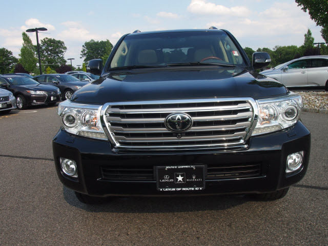 2013 Toyota Land Cruiser SUV, Full option for sale, the car is barely used for some months, the car is in perfect condition, no accident and it has perfect tires. Interested buyers should Email: ( w.g...