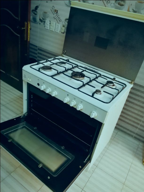 للبيع فرن إيطالي انديست 60 *90 شبه جديد نظيف جداً شريته ب 2500 ريال شغاله جميع العيون والنار ماشاء الله قويه بس واحد من مفاتيح حقت التشغيل انفك يعني بس يبيلها تركب مفتاح للعين زي ماهو موضح بالصور سبب...