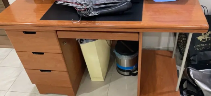 طاولة مكتب