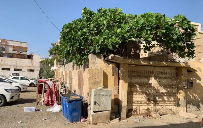 فيلا قديمه بناء مسلح في حي مشرفه