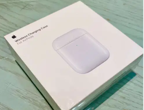 Apple MR8U2 Wireless Charging Case for AirPods- White
علبه شحن الاير بودز الاصليه بدون سماعات
- NEW SEALED
- With the Wireless Charging Case, charging is as simple as placing your air pods in the case...