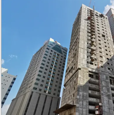 للبيع في النهدة بالشارقة دقائق لدبي عند شارع النهدة غرفتين وصالة مع باركن
السعر 550 ألف درهم دفعة أولى 44 ألف درهم
 تقسيط ل 5 سنوات تصميم خارجي استثنائي للبناء بالتعاون مع الرسام الاماراتي محمد الاستا...