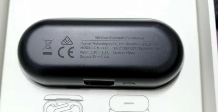 Huawei freebuds lite
السماعات بحالة ممتازه استعمال خفيف جدا تبقى تعمل لمدة 12 ساعه او اكثر فقط مشكلة في السماعه اليمين تفقد شحن بسرعه