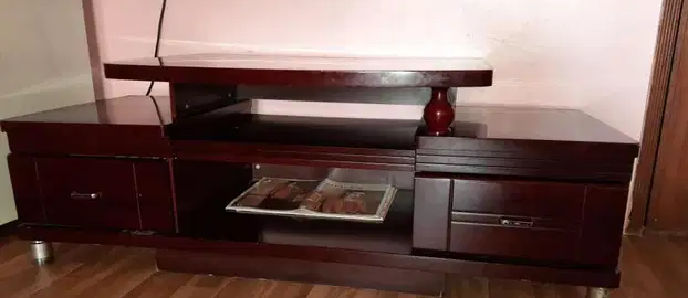 TV Table Good Condition
TV table with 2 side drovers