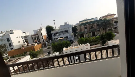 غرفة وصالة رائعة مع بلكونتين