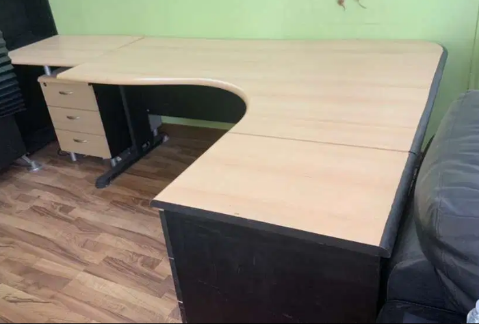مكتب للدراسة او العمل desk for study or work