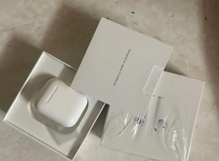 سماعه ابل الاصدار الاول AirPods
