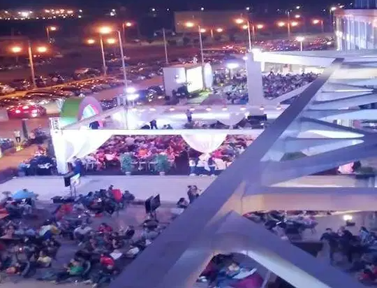 محل للايجار امام الجامعه الامريكية فى التجمع الخامس
محل للايجار بمول الميدتاون تشطيب سوبر لوكس بالتكييف
مساحة 270 متر ( 150 متر داخلى + 120 متر خارجى )

مطلوب ايجار شهرى 120.000 جنيه
