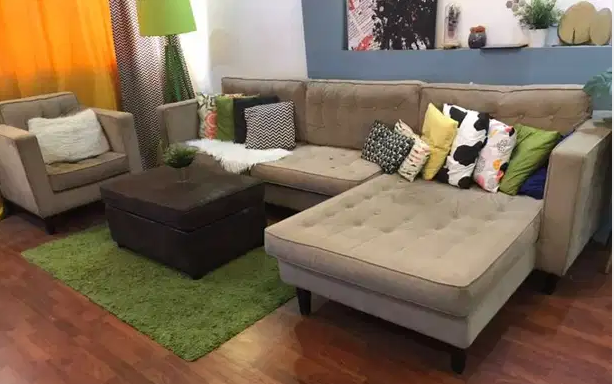طقم كامل L shape من ديزاينى + 2 كرسى بار من ايكيا +tv unite من ديزاينى
طقم كامل L shape 320cm فى ١٦٠ cm ومعاه كرسى فوتيه وبانكيت بيستخدم كترابيزه + ٢ كرسى بار من ايكيا + ترابيزه تلفزيون بنى غامق١٣٠ سم...