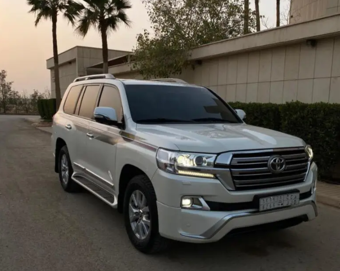 لاندكروزر GXR V8 2016 خليجي ممشى قليل