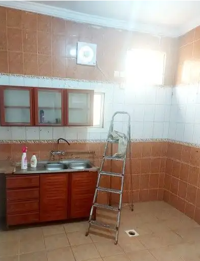 للإيجار شقة ثلاث غرف ومطبخ ودورتين مياة بدووووون صاله. الدور الثاني مع توفر مصعد وموقف خاص . عوائل فقط والعقد الكتروني الموقع جدة حي النسيم الايجار 15 الف بالسنه