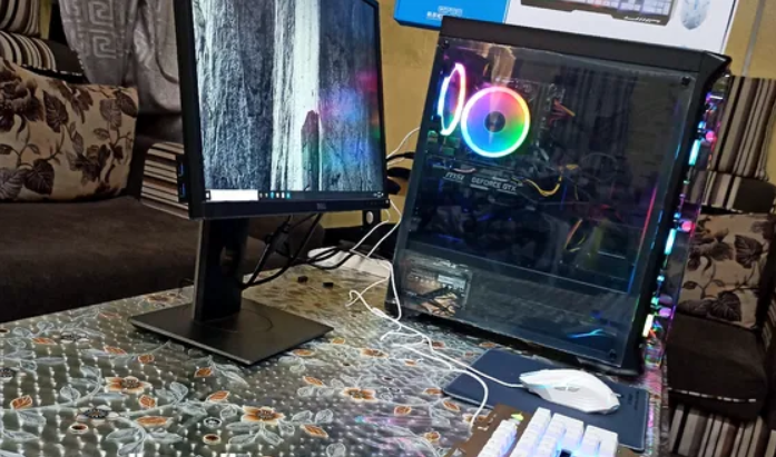 كمبيوتر قيمنق مع (شاشة4K) وكيبورد وماوس و ماوس بات