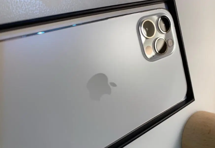 Iphone pro 12 - ايفون 12 برو 256 أبيض
ايفون لم يُستخدم الا فترة بسيطة لا تتجاوز يومين ..
وكانت لتجربة الكاميرا فقط لا غير ..
 حتى مدخل الشريحة لم يتم استخدامه أو فتح المدخل مطلقا .. 
 سعره جديد 5199 ر...
