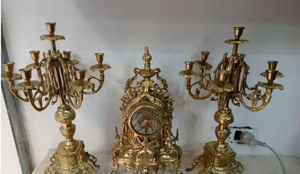 ٢ شمعدان نحاس + ساعة نحاس