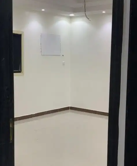 شقة للايجار
بسم الله توكلنا على الله تعلن شركه أركان العقاريه عن وجود شقتين متقابلات عوايل للايجار بحي الرمال الذهبي 
عداد مشتزك
3 وصاله 
تتكون من غرفتين نوم ومجلس وصاله ومطبخ ودورتين مياه 
مجدده بالك...