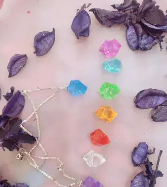 سلاسل واكسسوارات ريزين مع دهب صيني