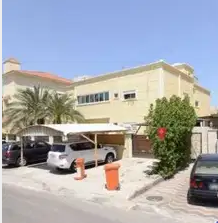 للبيع بالسره فيلا بطن وظهر شارع رئيسي
البناء قديم وبحاله جيده عباره عن دورين وملاحق والدور الأول عباره عن شقتين والبناء يقع على شارعين داخلي ورئيسي (شارع الجمعيه ) وقرب الخدمات المسجد وفرع الجمعيه