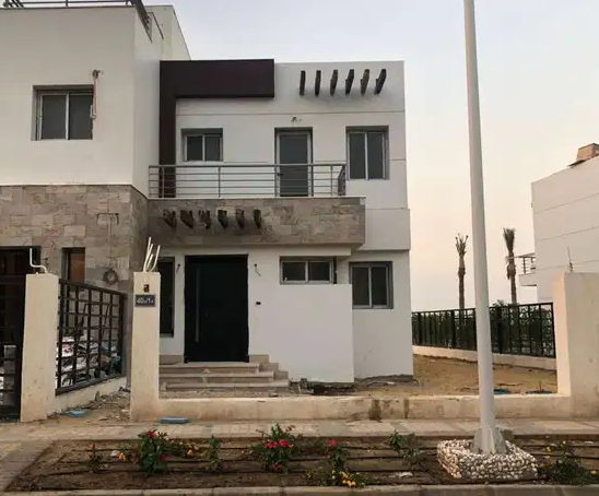 للبيع تاون هاوس كورنر بكمبوند هايد بارك إجمالى السعر 3,200,000