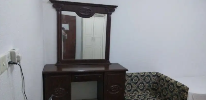 شقق مفروشة للايجار الشهري شامله الكهرباء والماء والنت وعمال نضافه علي مادار 24 ساعه وجميع الخدامات بجوار السكن من بقاله ومطعم ومغاسل وبأسعار مناسبه بحي النهضه
