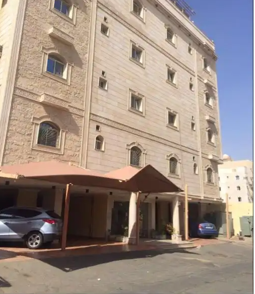 غرفتين وصاله للايجار بحي السلامة
قريب طريق المدينة 
غرفتين وصاله ومطبخ وحمام 
الايجار / 1.300 شهريا شامل الماء 
تامين / 500