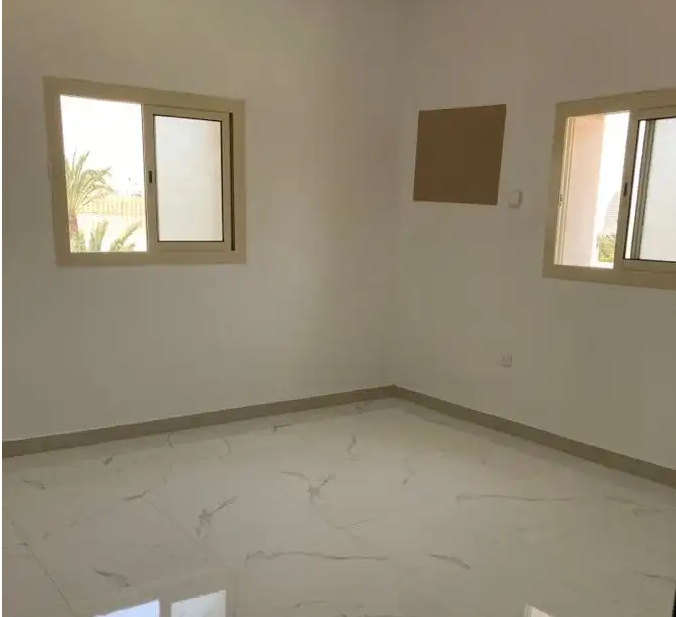 شقة للإيجار أبحر الشمالية حي الشراع
 الشقة مكونة من مدخلين 
و أربع غرف &rlm;+ صالة ‫+ 3‬ دورات مياه + مطبخ راكب + مستودع خارجي خاص + سطح مشترك مع الجار + تمديد غاز خارجي 
مميزات الموقع قريب من جميع ال...