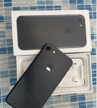 IPhone 7 (32gb) (black)

Only 15days used
