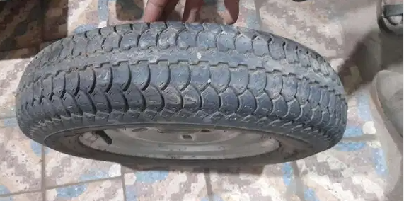 جنط كامل بالكاوتش بحالته للتروسكل