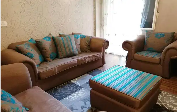 Living room
غرفه معيشه
تتكون من :
كنبه 3
كنبه 2
2 فوتيه
سوفا مربعه