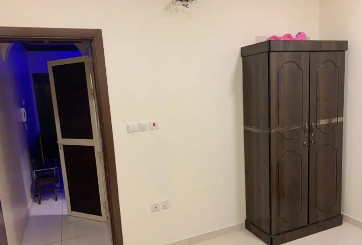 شقة عزاب مؤثثة للايجار لاتفوتك
مبارك عليكم الشهر   شقة ممتازة ونظيفة جداً للايجار السنوي  غرفة وصالة وحمام ومطبخ صغير مثل اللي في الصور  الاثاث الموجود: سرير دولاب كرسيين  5 طاولات تلفزيون ثلاجة صغيرة...