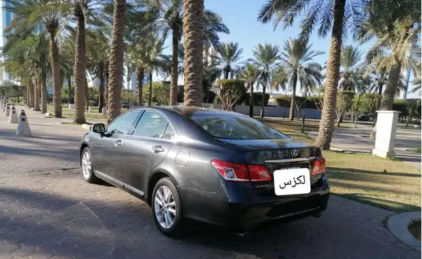 للبيع لكزس 350 ES 
صبغ وكالة ٦ سلندر ماشي 132 كم بصمة أبواب وتشغيل فتحة بالسقف جلد بيج تدفئة وتبريد مقاعد شاشة كاميرا خلفية سناسر مرايا كهرباء وصفط تحكم سكان مثبت سرعة نفجيشن كشافات أمامية