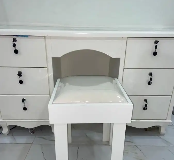 تسريحة
تسريحه + كرسي تسريحه
للتوضيح التسريحه بدون مرايه
التسريحه شبه جديده ونظيفه مره