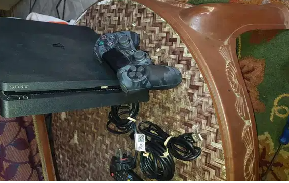Playstation 4
مستعمل حوالي سنة استعمال بيت نظيف جدااا معه كل حاجة حتى الكرتونة